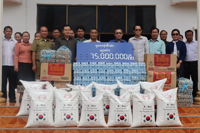 ລັດຖະມົນຕີ ກະຊວງ ຮສສ ຢ້ຽມຢາມຜູ້ປະສົບໄພນໍ້າຖ້ວມ ຢູ່ເມືອງເຊບັ້ງໄຟ