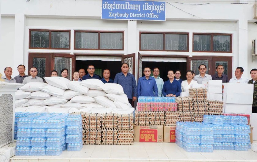 ລັດຖະມົນຕີກະຊວງ ຮສສ ມອບເຄື່ອງບັນເທົາທຸກໃຫ້ຜູ້ປະສົບໄພພິບັດນໍ້າຖ້ວມ ຢູ່ເມືອງໄຊບູລີ