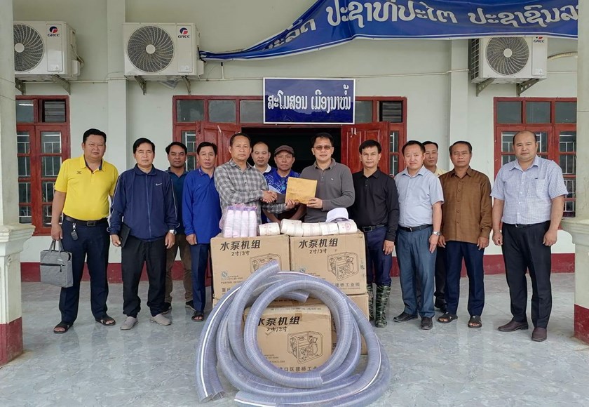 ຄະນະກຳມະການຄຸ້ມຄອງໄພພິບັດຂັ້ນແຂວງ ມອບເຄື່ອງຈັກສູບນໍ້າໃຫ້ເມືອງນາໝໍ້