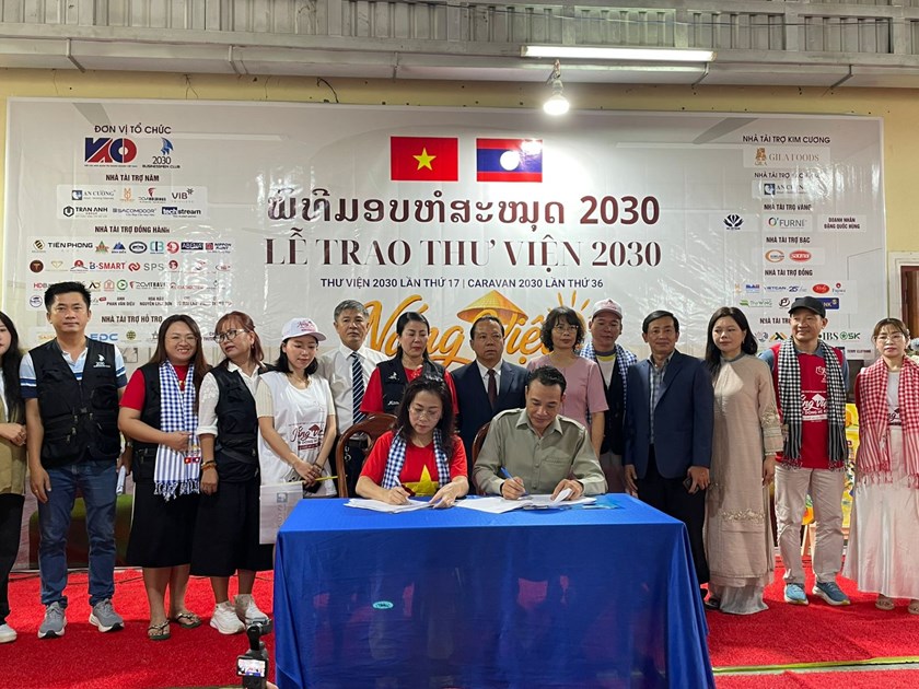 ສະມາຄົມນັກທຸລະກິດໜຸ່ມໂຮ່ຈິມິນ ມອບຫໍສະໝຸດໃຫ້ໂຮງຮຽນມິດຕະພາບລາວ-ຫວຽດ​ນາມ ແຂວງອັດຕະປື.