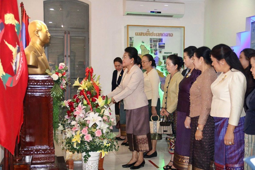 ຄອບຄົວການນໍາ ຢ້ຽມຊົມຫໍມູນເຊື້ອແນວລາວສ້າງຊາດ