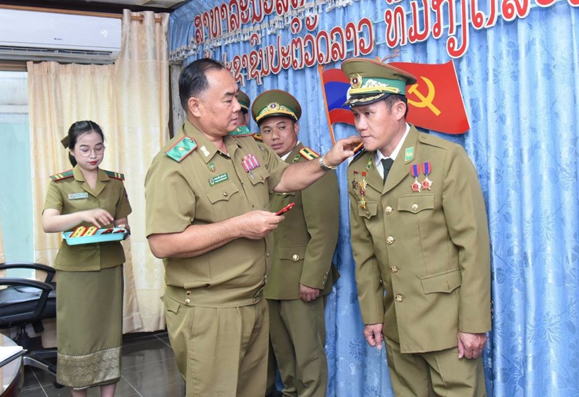 ກົມສື່ສານ ປະກາດເລື່ອນຊັ້ນໃຫ້ນາຍ ແລະ ພົນຕໍາຫຼວດ