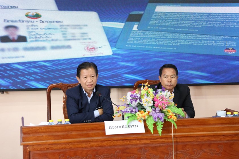 ມອບ-ຮັບບັດພະນັກງານ-ລັດຖະກອນໃຫ້ຄັງເງິນແຫ່ງລັດປະຈໍາແຂວງຄໍາມ່ວນ