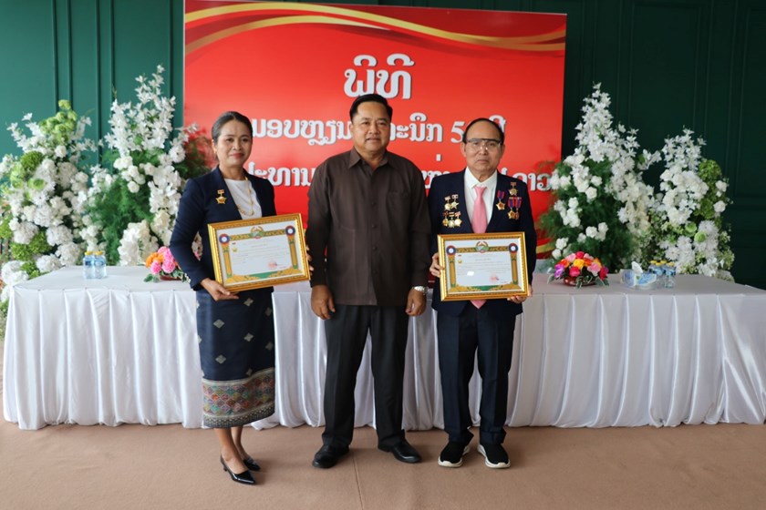 ແຂວງເຊກອງ ປະດັບຫຼຽນກາລະນຶກ 50 ປີ ໃຫ້ອະດີດການນໍາເມືອງລະມາມ