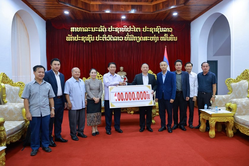 ພິທີມອບເງິນຊ່ວຍເຫຼືອຜູ້ປະສົບໄພພິບັດຢູ່ແຂວງຫຼວງພະບາງ