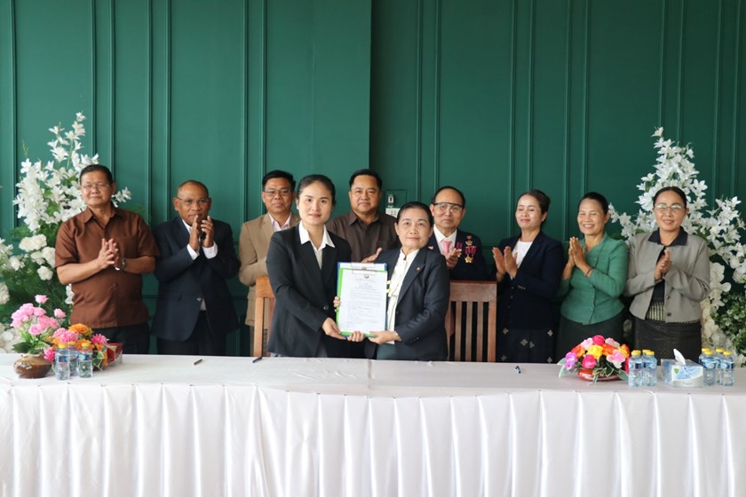 ມອບລົດບັນຈຸເກັບມ້ຽນຂີ້ເຫຍື່ອ ໃຫ້ບໍລິສັດການຄ້າຂາເຂົ້າ-ຂາອອກເມືອງລະມາມ ຈໍາກັດ