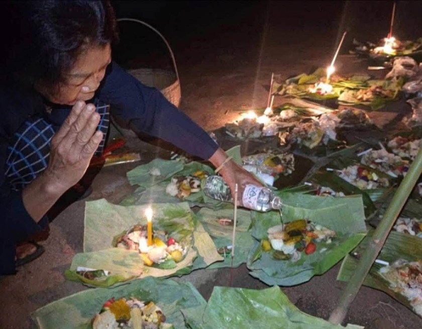 ບຸນຫໍ່ເຂົ້າປະດັບດິນ ເປັນບຸນປະເພນີຂອງຊາວພຸດ