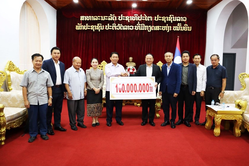 ສະພາແຫ່ງຊາດ ມອບເງິນຊ່ວຍເຫຼືອຜູ້ປະສົບໄພນໍ້າຖ້ວມ ຢູ່ແຂວງຫຼວງພະບາງ