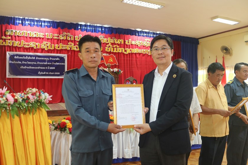 ພິທີມອບໃບຢັ້ງຢືນໃຫ້6 ບ້ານ ເປັນບ້ານວັດທະນຳທຳຮອບ II