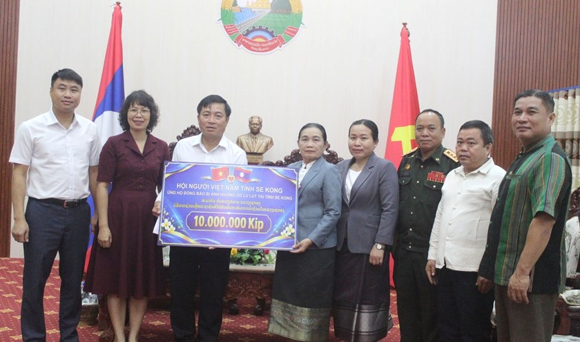 ກົງສຸນໃຫຍ່ຫວຽດນາມ ມອບເຄື່ອງຊ່ວຍເຫຼືອ ໃຫ້ຜູ້ປະສົບໄພຢູ່ແຂວງເຊກອງ