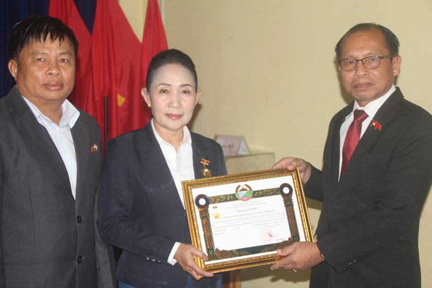 ພະແນກ ວທ ແຂວງອັດຕະປື ມອບຫຼຽນກາລະນຶກ 50 ປີ