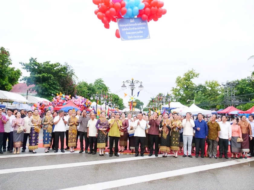 ງານໂລະລາດໃນງານບຸນຫໍ່ເຂົ້າປະດັບດິນ ຢູ່ນະຄອນ ຫຼວງພະບາງ ປີນີ້ມີມວນຊົນເຂົ້າຮ່ວມຢ່າງຫຼວງຫຼາຍ