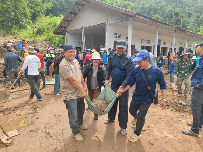 ສະມາຊິກກຳມະບານອ້ອມຂ້າງແຂວງອຸດົມໄຊ ຮ່ວມໃຈອະນາໄມຟື້ນຟູໂຮງຮຽນ ທີ່ໄດ້ຮັບຜົນກະທົບຈາກໄພທຳມະຊາດ