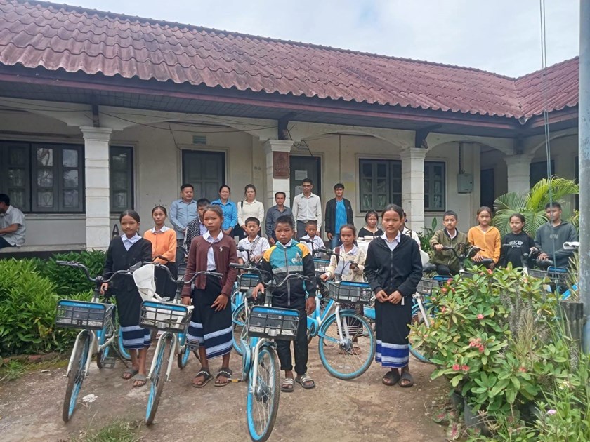 ນັກຮຽນ ທີ່ຂາດເຂີນແຕ່ມີຜົນການຮຽນດີ ຢູ່ເມືອງຜາອຸດົມ 30ຄົນໄດ້ຮັບລົດຖີບ