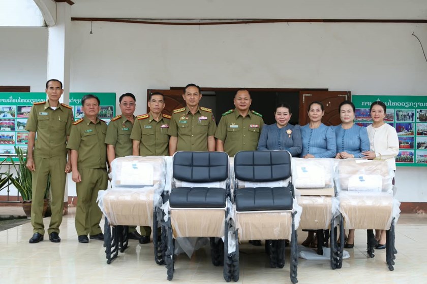 ຄອບຄົວການນຳແຂວງຄຳມ່ວນ ມອບຕັ່ງ 50ໜ່ວຍ ໃຫ້ ປກສ ແຂວງ
