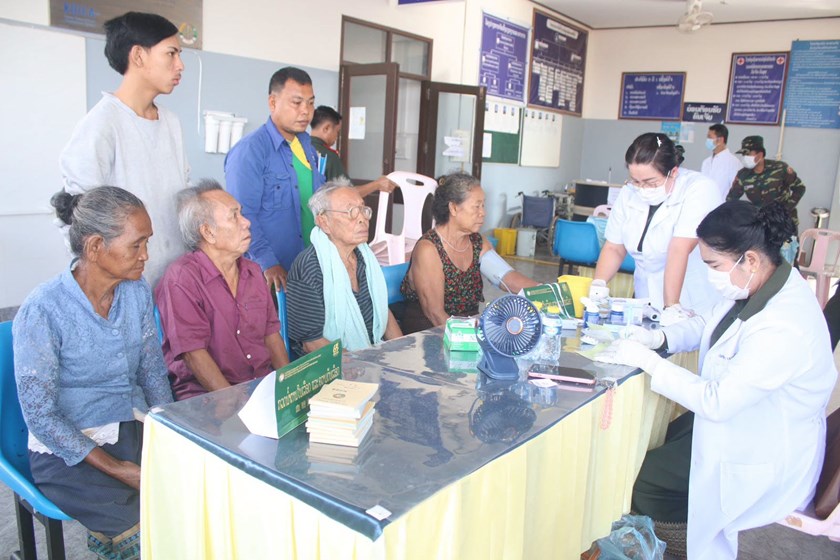 ຄະນະແພດ ກອງທັບປົດປ່ອຍປະຊາຊົນຈີນ ເຄື່ອນໄຫວກວດສຸຂະພາບໃຫ້ປະຊາຊົນ  ຢູ່ໂຮງໝໍຊຸມຊົນເມືອງສະໜາມໄຊ