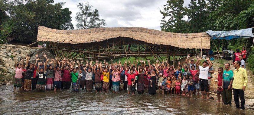 ປະຊາຊົນບ້ານຫ້ວຍໂກນ ສາມັກຄີສ້າງຂົວເພື່ອອຳນວຍຄວາມສະດວກໃນການໄປມາ