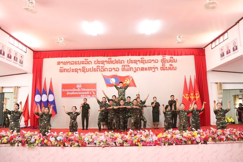 ໜ່ວຍສິລະປະສະມັກຫຼິ້ນ ກອງພົນທີ 2 ຜ່ານລາຍການສະແດງ