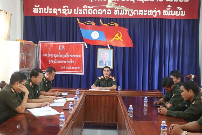 ກອງພົນທີ​ 2​ ມອບ​ເງິນ​ອຸດໜູນເທື່ອດຽວໃຫ້ນາຍທະຫານ
