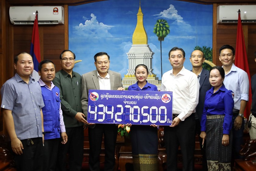ສະມາຄົມນັກທຸລະກິດໜຸ່ມແຂວງຄຳມ່ວນ ມອບເງິນ-ວັດຖຸກວ່າ 400 ລ້ານກີບຊ່ວຍຜູ້ປະສົບໄພນໍ້າຖ້ວມ