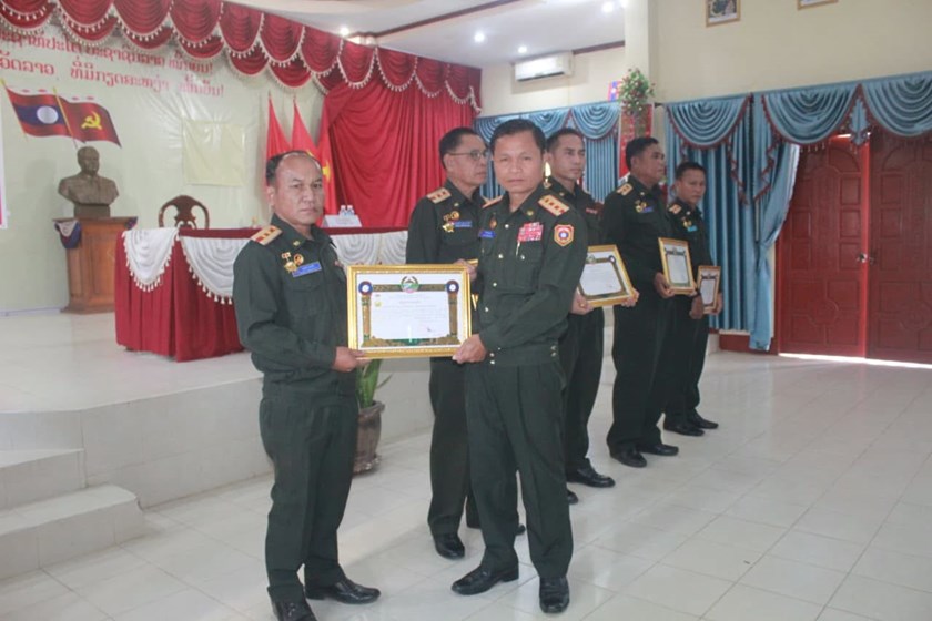 ກອງບັນຊາການທະຫານແຂວງສາລະວັນ ປະດັບຫຼຽນກາລະນຶກ 50 ປີ