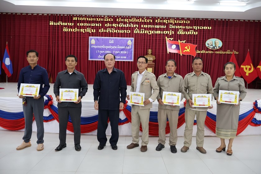 ເມືອງສິງ ປາຖະກະຖາວັນຄູແຫ່ງຊາດຄົບຮອບ 32 ປີ