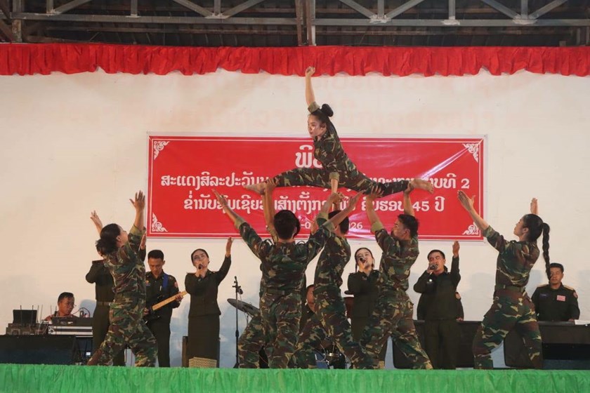 ໜ່ວຍສີລະປະສະມັກຫຼິ້ນ​ກອງພົນທີ 2 ສະແດງ​ສີລະປະ ​ຊົມເຊີຍ​ວັນສ້າງຕັ້ງ​ກອງພົນທີ​ 2​ ຄົບຮອບ​ 45​ ​ປີ​