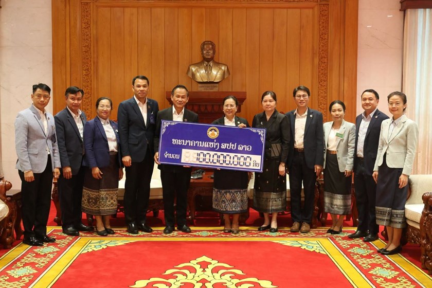 ທະນາຄານແຫ່ງ ສປປ ລາວ ມອບເງິນ 100 ລ້ານກີບ ຊ່ວຍເຫຼືອບັນເທົາໄພນໍ້າຖ້ວມແຂວງຄຳມ່ວນ