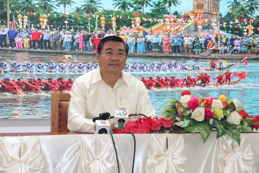 ງານບຸນຊ່ວງເຮືອ ທີ່ທ່າວັດຈັນ ເນັ້ນຮ້ານຄ້າຕ້ອງມີຖົງຢາງດໍາເພື່ອໃສ່ຂີ້ເຫຍື້ອ ສິ່ງເສດເຫຼືອຕ່າງໆ