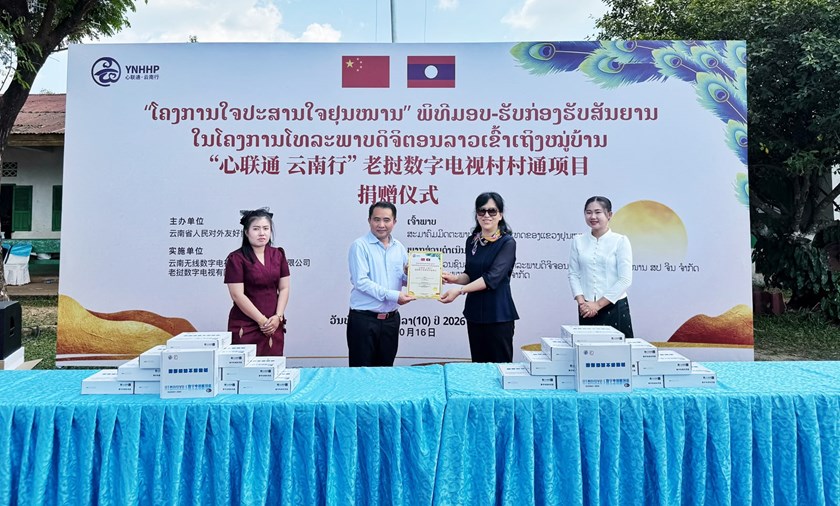 ໂຄງການໃຈປະສານໃຈຢຸນໜານ ມອບກ່ອງຮັບສັນຍານໂທລະພາບດີຈີຕອນໃຫ້ສອງບ້ານ