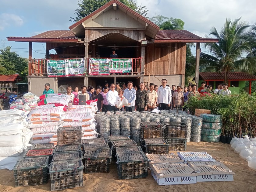 ແກ່ນທ້າວ ມອບແນວພັນພືດແລະ ອຸປະກອນການຜະລິດ ໃຫ້ບ້ານຫ້ວຍຕໍ