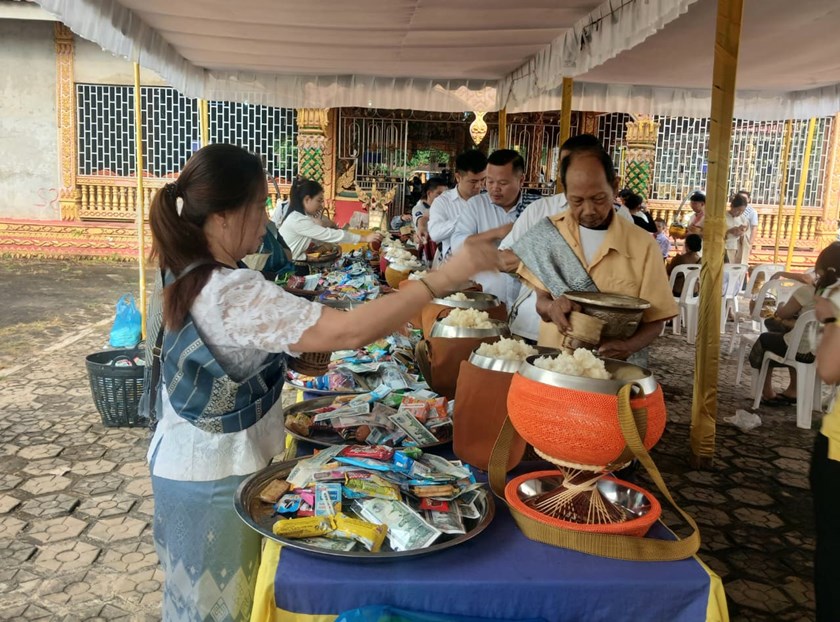 ຊາວພຸດຮ່ວມກັນໃສ່ບາດ ໃນມື້ບຸນອອກພັນສາປະວໍຣະນາ ຮັກສາໄດ້ຮີດຄອງປະເພນີລາວ