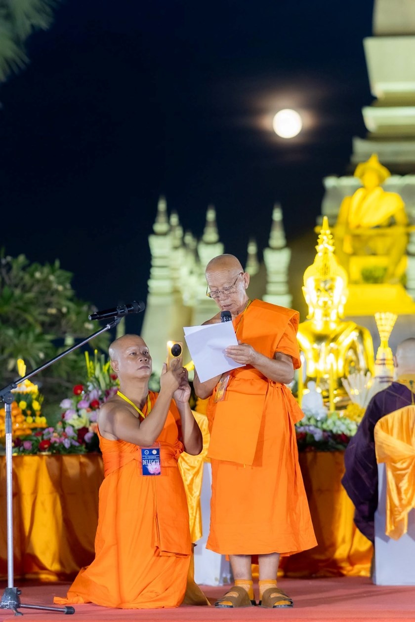ພະສົງຫຼາຍປະເທດ ພ້ອມກັນໄຫວ້ພະສູດມົນເພື່ອສັນຕິພາບໂລກ ທີ່ເດີ່ນພະທາດຫຼວງວຽງຈັນ