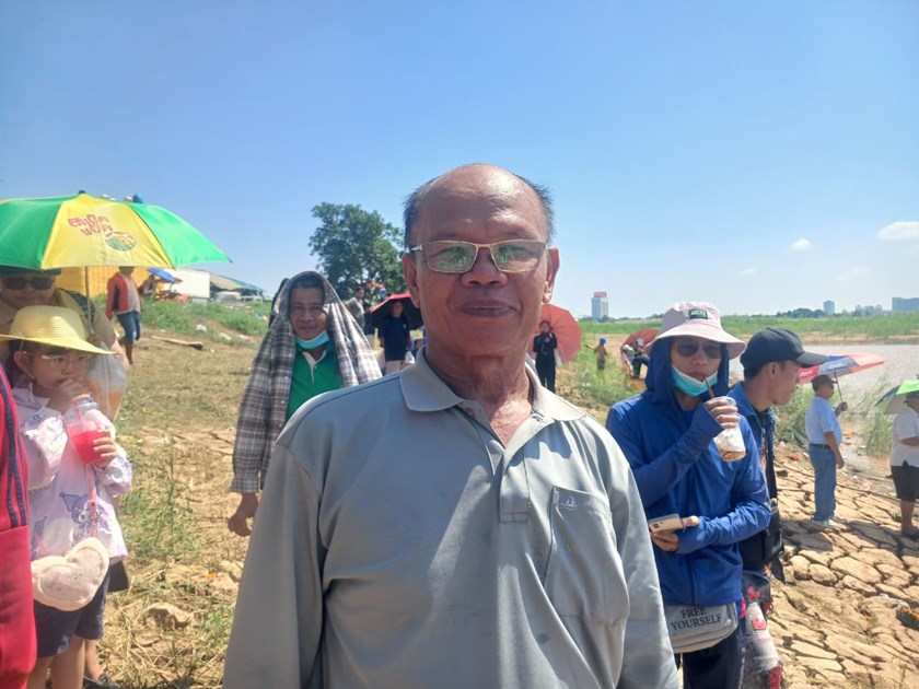 ມວນຊົນຫຼັ່ງໄຫຼເຂົ້າມາທ່ຽວຊົມ-ເຊຍການແຂ່ງຂັນຊ່ວງເຮືອ ທີ່ທ່າວັດຈັນຢ່າງຄຶກຄື້ນ