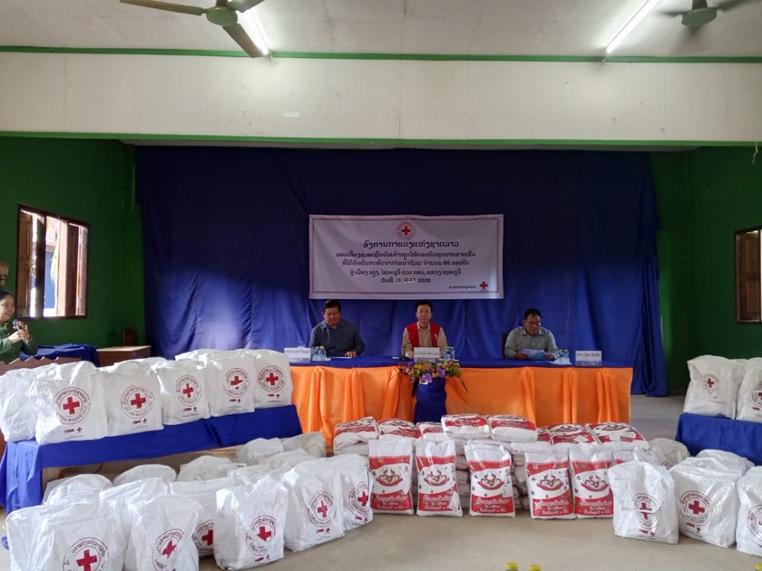 ອົງ​ການ​ກາ​ແດງແຫ່ງ​ຊາດມອບເຄື່ອງຊ່ວຍເຫຼືອໃຫ້ຄອບຄົວປະສົບໄພນໍ້າຖ້ວມຢູ່​ເມືອງ​ພຽງ