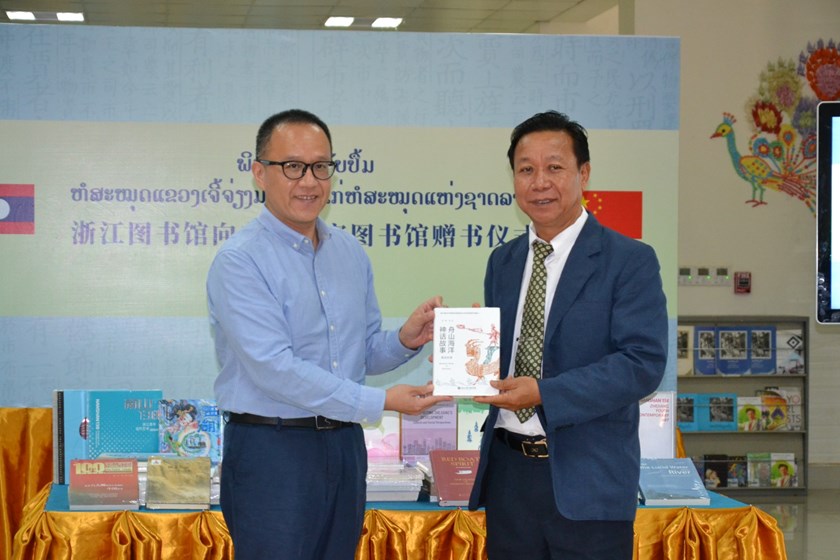 ຫໍສະມຸດເຈີ້ຈ່ຽງ ມອບປຶ້ມໃຫ້ຫໍສະມຸດແຫ່ງຊາດລາວ