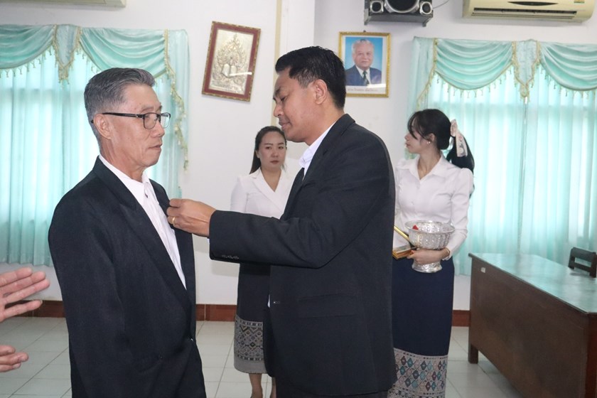 ບໍລິສັດ ລັດວິສາຫະກິດ ອຸປະກອນການສຶກສາ ໂຮງງານສໍຂາວທ່າແຂກ ປະດັບຫຼຽນກາລະນຶກ 50 ປີ ສປປ ລາວ
