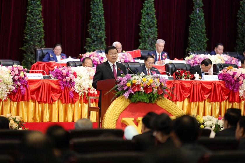 ຮ່າງໂຄງການການເມືອງ ສະບັບທີ III ຂອງພັກປະຊາຊົນປະຕິວັດລາວ ສະເໜີ ໂດຍ: ສະຫາຍ ທອງລຸນ ສີສຸລິດ ເລຂາທິການໃຫຍ່ ຄະນະບໍລິຫານງານສູນກາງພັກປະທານປະເທດ ແຫ່ງ ສປປ ລາວ