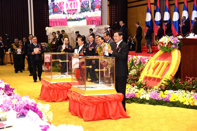 ກອງປະຊຸມໃຫຍ່ ຜູ້ແທນທົ່ວປະເທດ ຄັ້ງທີ XII ຂອງພັກ  ປ່ອນບັດເລືອກຕັ້ງເອົາ ຄະນະບໍລິຫານງານສູນກາງພັກ ຊຸດໃໝ່