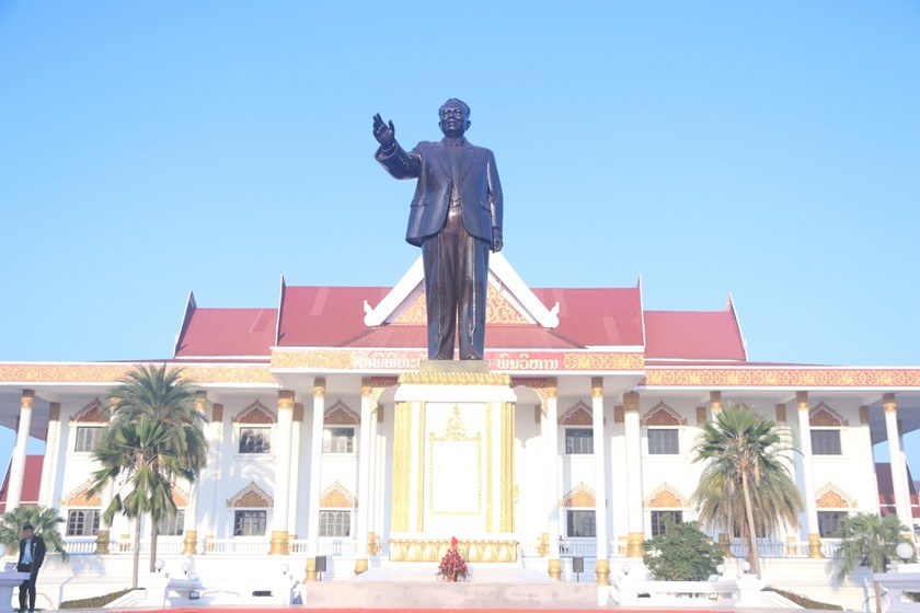 ຄະນະບໍລິຫານງານສູນກາງພັກ ສະໄໝທີ XII ວາງກະຕ່າດອກໄມ້ຢູ່ຫໍພິພິທະພັນໄກສອນ ພົມວິຫານ