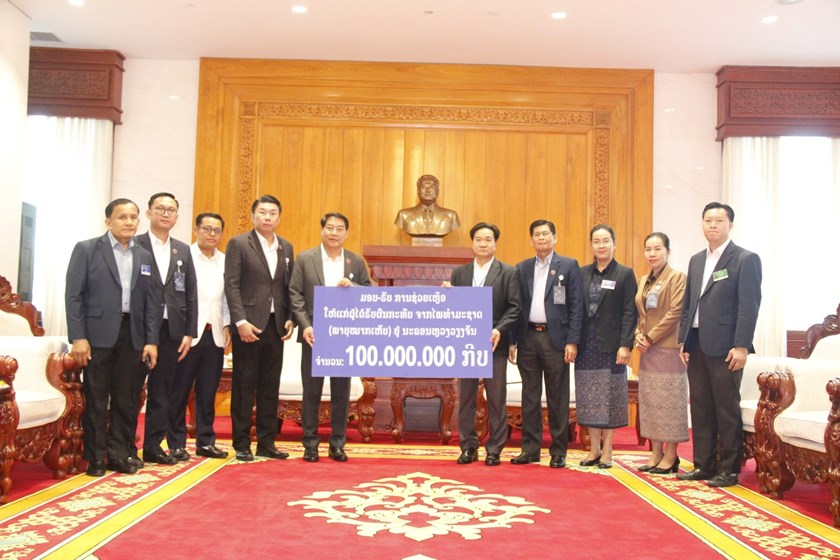 ບັນດາແຂວງຕ່າງໆ ມອບເງິນຊ່ວຍເຫຼືອຜູ້ໄດ້ຮັບຜົນກະທົບຈາກພາຍຸໝາກເຫັບ