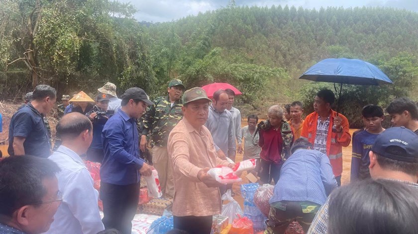 ທ່ານ ບຸນໂຈມ ອຸບົນປະເສີດ ເລຂາພັກແຂວງ  ປະທານສະພາປະຊາຊົນ ຕິດຕາມສະພາບນ້ຳຖ້ວມຢູ່ເມືອງເຊໂປນ