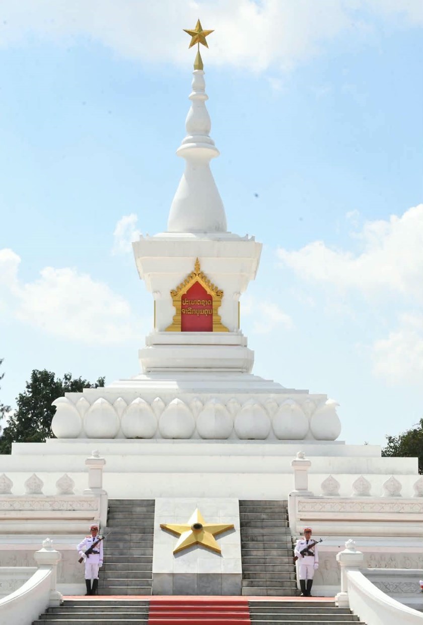ນາຍົກລັດຖະມົນຕີ ແຫ່ງ ສສ ຫວຽດນາມ ພ້ອມຄະນະວາງພວງມາລາຢູ່ອະນຸສາວະລີນັກຮົບນິລະນາມ