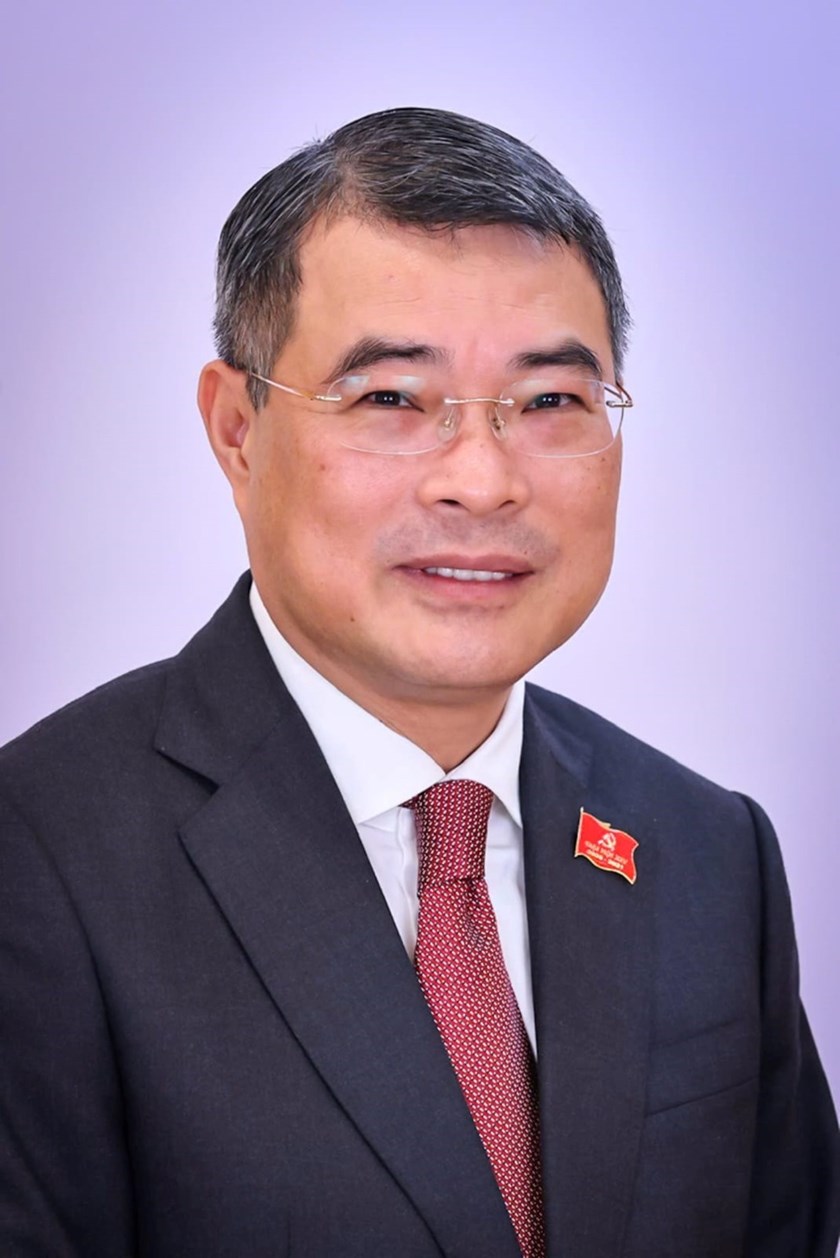 ຊີວະປະຫວັດຫຍໍ້
