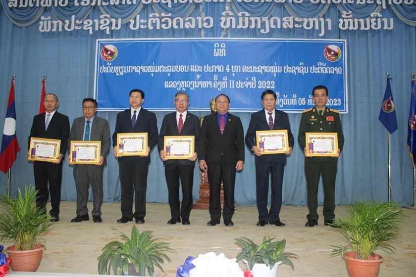 ປະດັບຫຼຽນຊາວໜຸ່ມຕະລຸມບອນໃຫ້ການນໍາແຂວງຫຼວງນໍ້າທາ