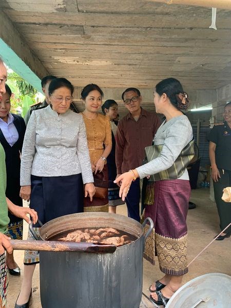 ຮອງປະທານປະເທດລົງຢ້ຽມຢາມກຸ່ມຜະລິດຕະພັນໂອດັອບ ຂອງເມືອງບາຈຽງຈະເລີນສຸກ