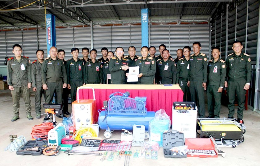 ມອບອຸປະກອນສ້ອມແປງລົດ ແລະ ເຮືອໃຫ້ກອງບັນຊາການທະຫານແຂວງສະຫວັນນະເຂດ