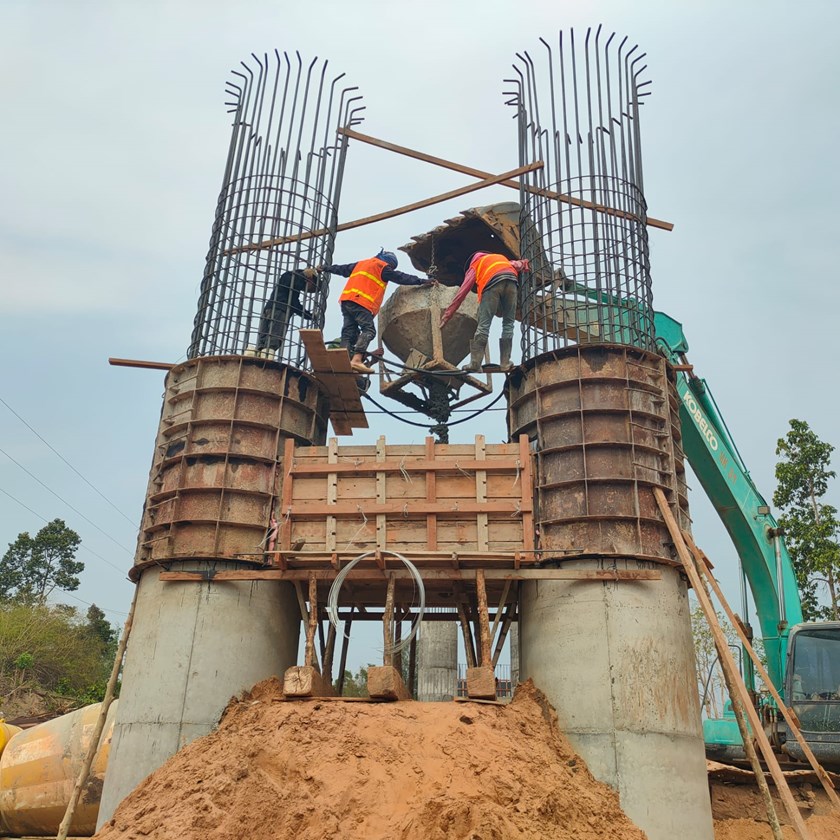 ຮອງເຈົ້າແຂວງ ລົງຕິດຕາມການກໍ່ສ້າງຂົວຂ້າມນ້ຳເຊຈຳພອນ