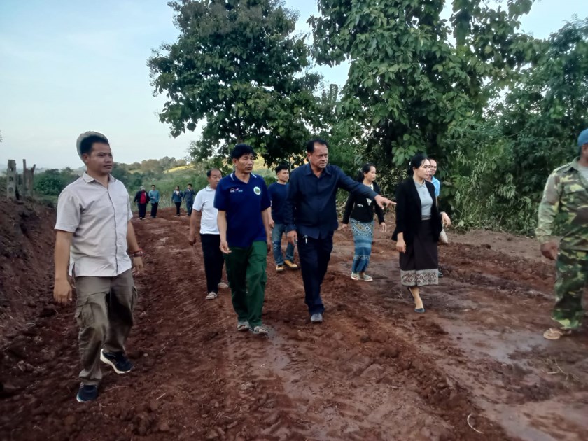 ຄະນະ ຊກຂ ລົງກວດກາກໂຄງການສ້ອມແປງເສັ້ນທາງເຂົ້າຫາພື້ນທີ່ການຜະລິດບ້ານແສງຈະເລີນ