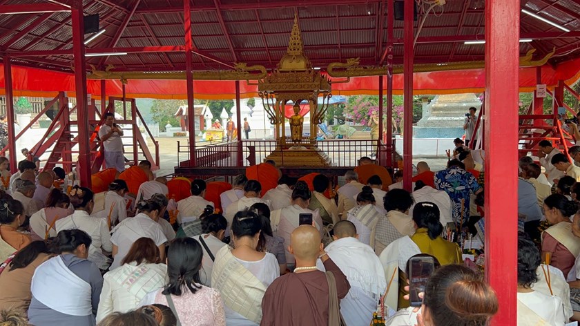 ຊາວນະຄອນ-ຫຼວງພະບາງ ອັງເຊີນພະເຈົ້າໝ່ານລົງຫົດສົງ